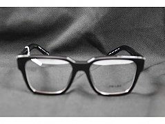 1 schwarze Brille "Prada"