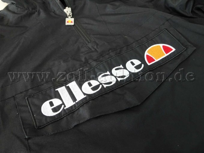 Detailansicht Brusttasche mit Logo