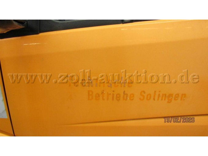 sichtbare Klebereste mit Lackschäden hier links