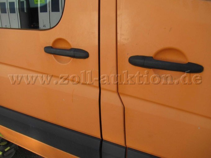 diverse Lackschäden und Kratzer, hier rechts