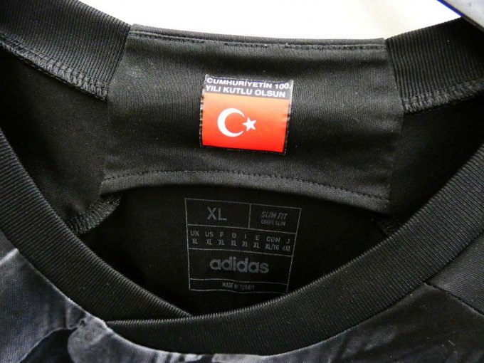 Fußballtrikot Besiktas Istanbul_ Etikett und Größenangabe am Kragen