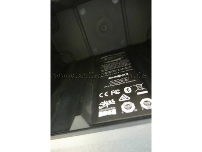 1 tragbarer Lautsprecher „GO“ der Marke Soundboks Farbe schwarz.  Ansicht CE-Kennzeichnung