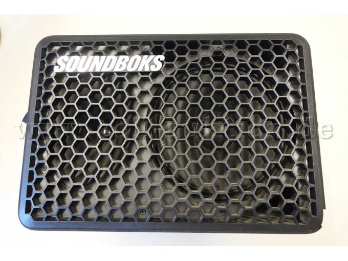 1 tragbarer Lautsprecher „GO“ der Marke Soundboks Farbe schwarz. 
Ansicht Membrane