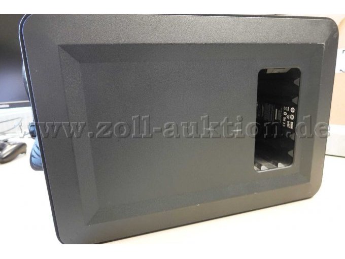 1 tragbarer Lautsprecher „GO“ der Marke Soundboks Farbe schwarz. 
Ansicht Akkufach