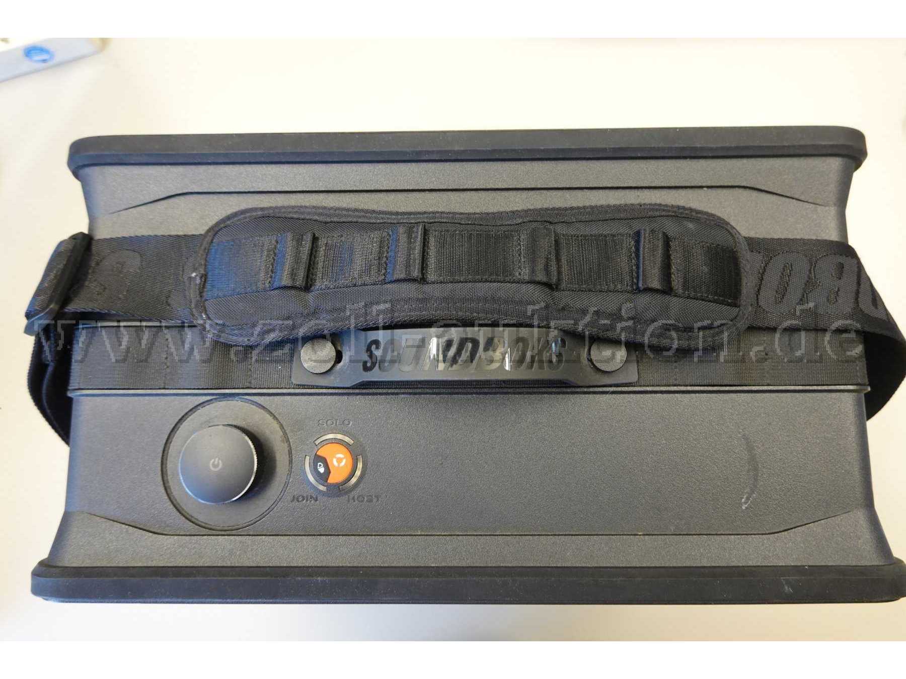 1 tragbarer Lautsprecher „GO“ der Marke Soundboks Farbe schwarz. Ansicht mit Tragegurt.