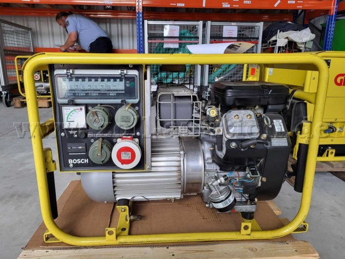 Gelber Bosch Stromgenerator 8 kVA mit Steuerungspanel und Motor