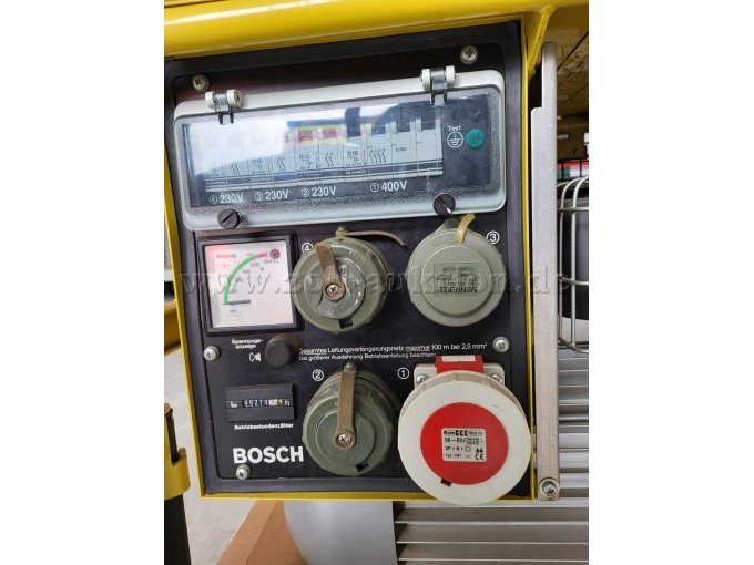 Bosch Stromverteiler mit Spannungsanzeige, Betriebsstundenzähler und mehreren Steckdosen für 230V und 400V / beschädigter Deckel an Steckdose Nr. 4