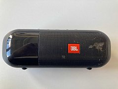 Frontansicht mit Farbanhaftungen