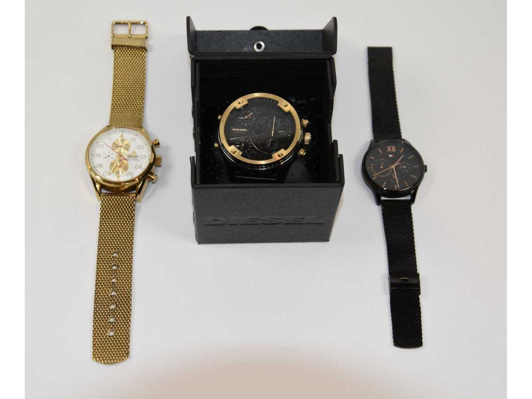 1 ungetragene  & 2 gebrauchte Armbanduhren verschiedener Hersteller