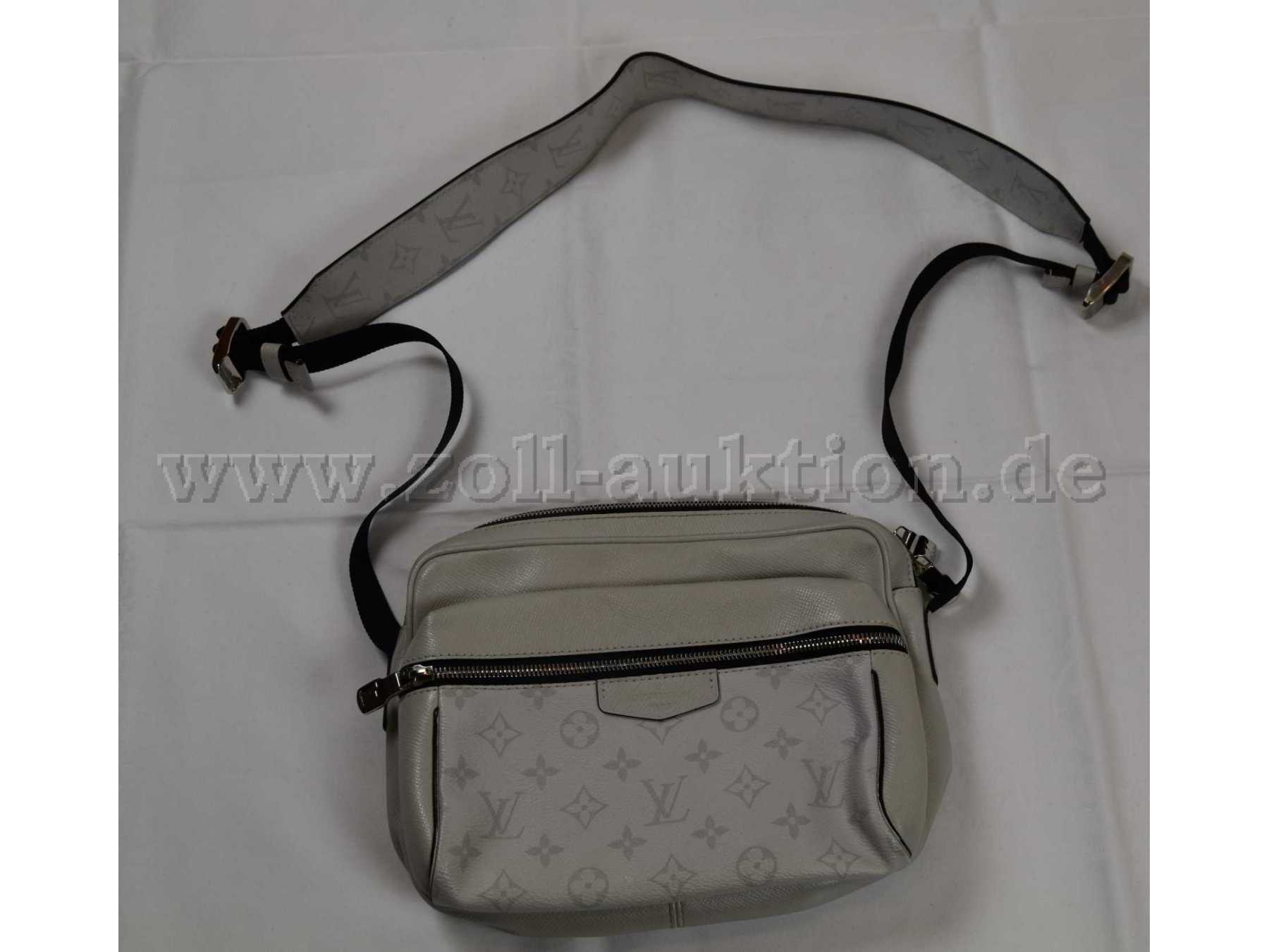 1 weiße Tasche “Louis Vuitton” Outdoor Messenger -Frontansicht