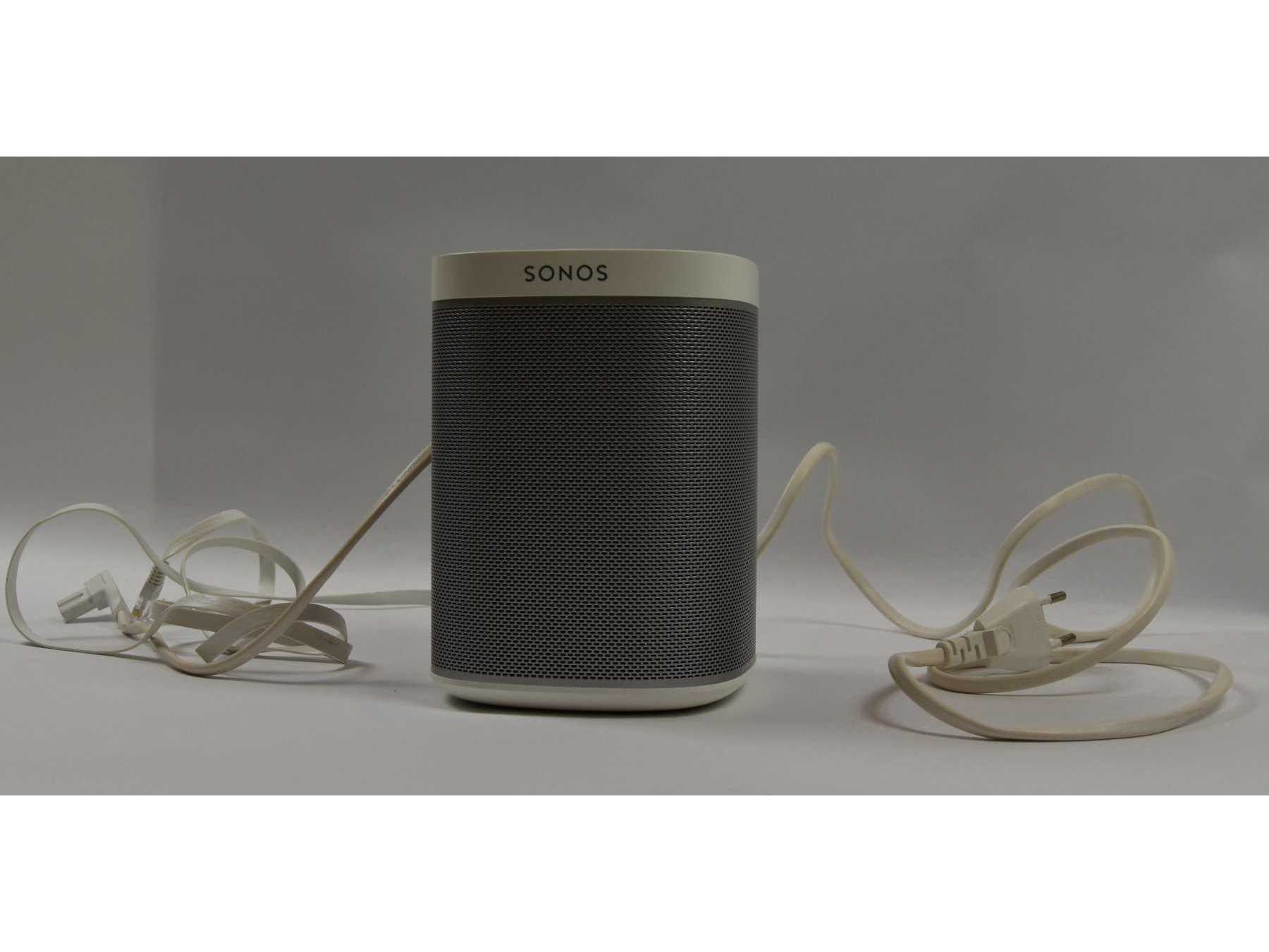 1 Lautsprecher „Sonos“ Modell: Play1, inkl. 2 Anschlusskabel