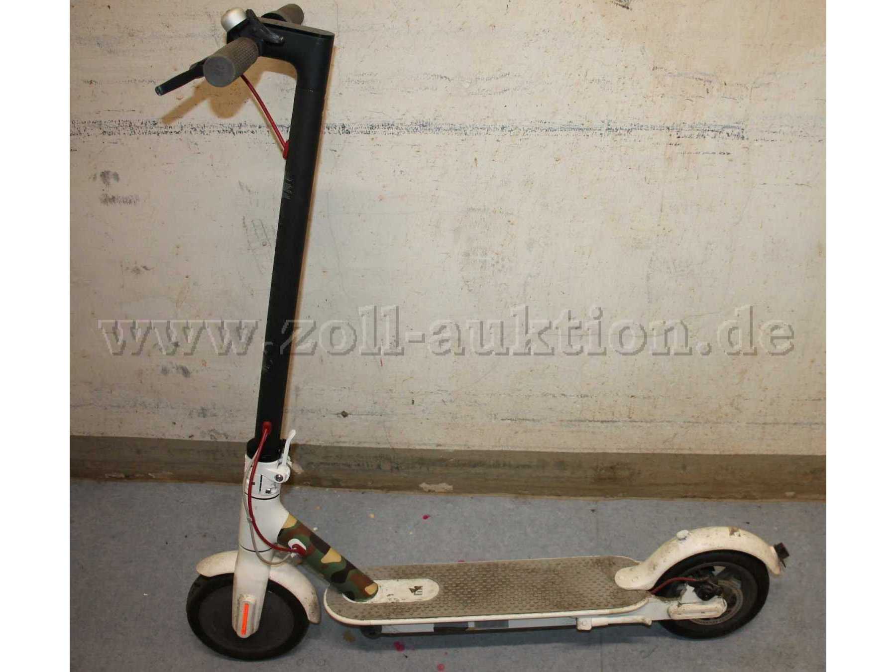 1 weißer e-scooter "Mi" Modell M 365