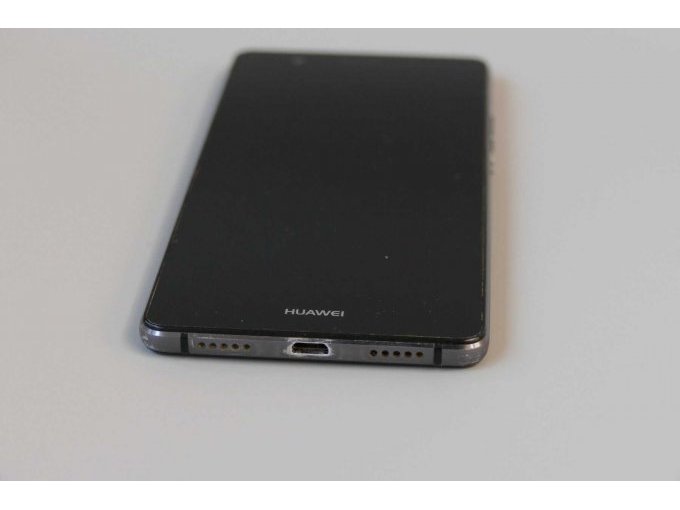 Huawei P9 Lite (vns-121), 16 GB, Ansicht auf die untere Umrandung mit Displayansicht im Liegen, Ladebuchse, Lautsprecherausgänge