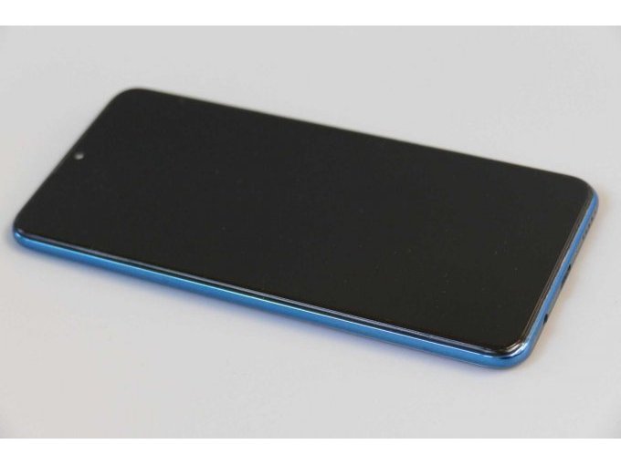 Huawei P30 Lite (MAR-LX1B), 256 GB, Seitenansicht von links auf die Umrandung und Display im Liegen