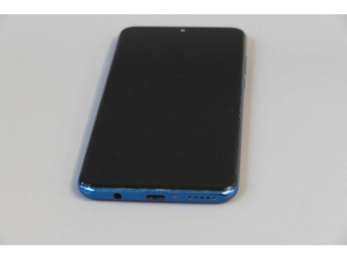 Huawei P30 Lite (MAR-LX1B), 256 GB, Ansicht der unteren Umrandung mit Display im Liegen, Ansicht auf AUX-Anschluss, Ladebuchse und Lautsprecherausgang
