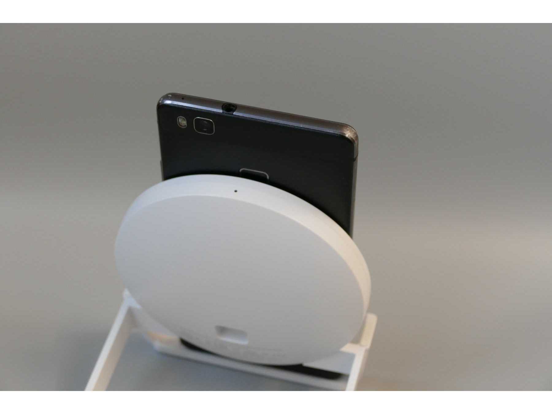 Huawei P9 Lite (vns-121), 16 GB, Ansicht auf die obere Umrandung und Kameralinse, AUX-Anschluss, Das Smartphone steht