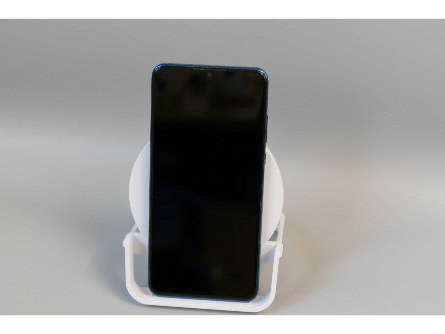 Huawei P30 Lite (MAR-LX1B), 256 GB, Frontansicht mit Display im Stehen
