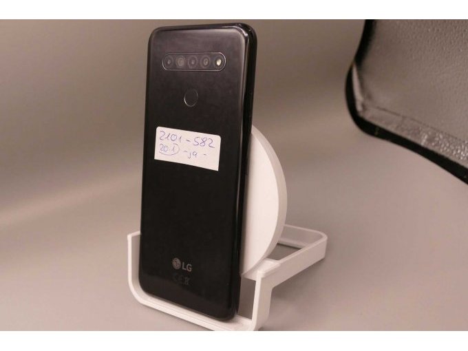 LG K41S (LM-K410), 32 GB, Rückseitenansicht mit Kameralinsenansicht im Stehen