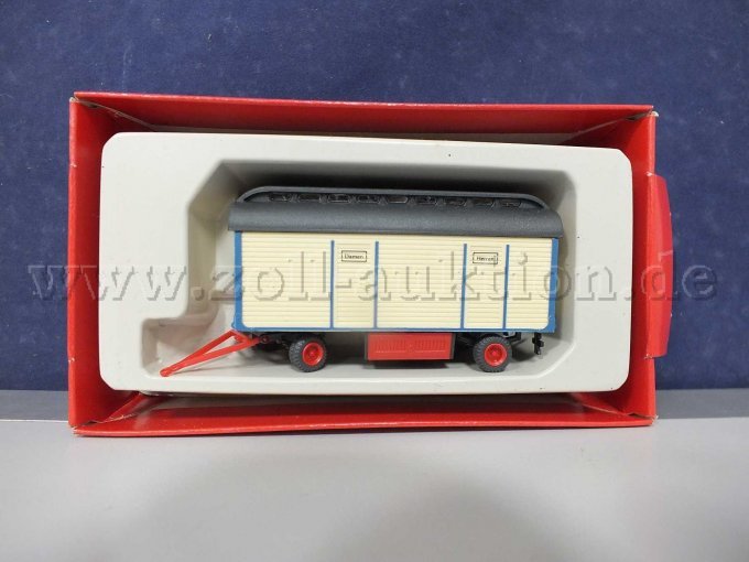 Ansicht des  Toilettenwagen "Zirkus Krone" in geöffneter OVP