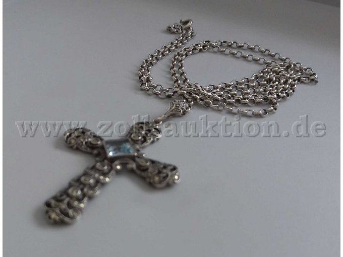 Kreuz mit Kette Schrägaufnahme