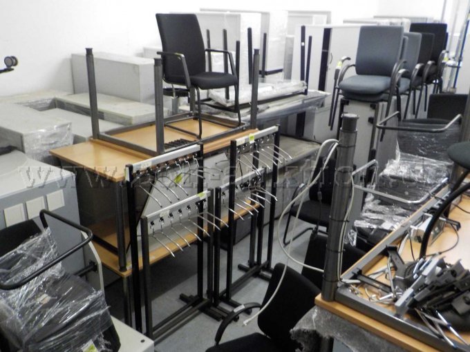 Detailbild Tische und Bürostühle