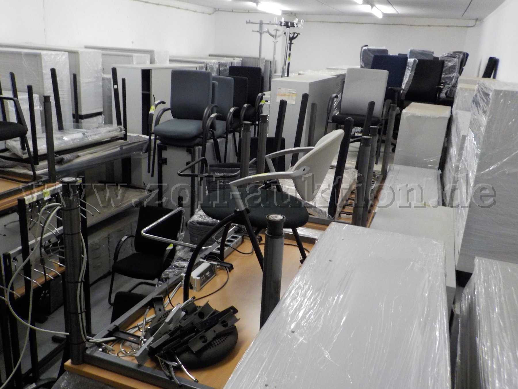 Übersichtsbild Lagerhalle mit Büromöbeln