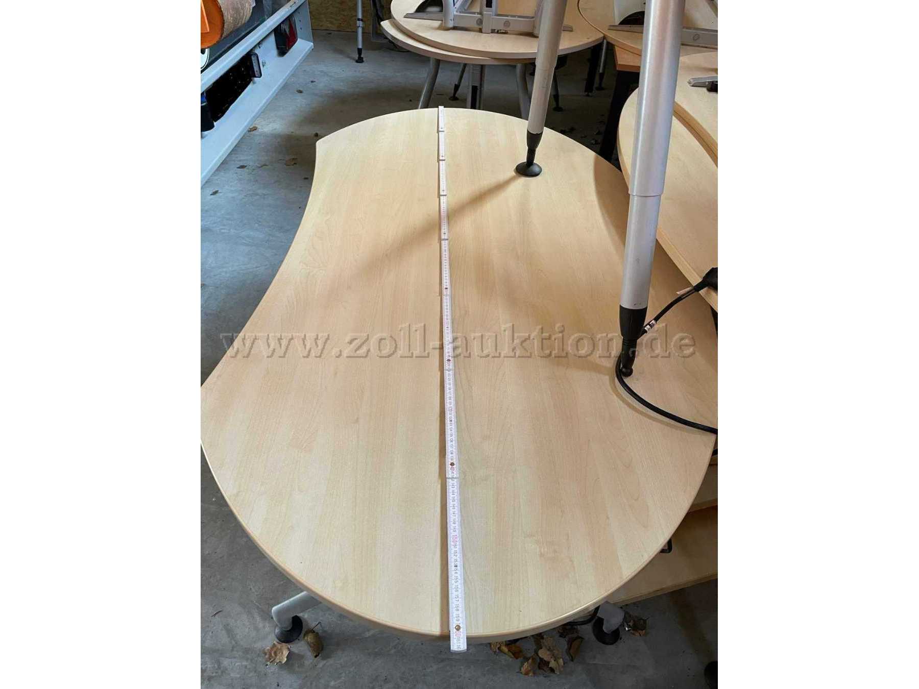 Breite gemessen an dem kleinen Schreibtisch 160 cm