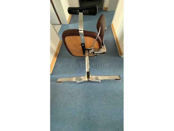 Frisierstuhl braun. Hersteller unbekannt - Ansicht liegend von unten