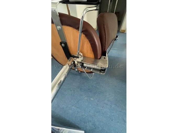 Frisierstuhl braun. Hersteller unbekannt - Ansicht liegend Nahaufnahme