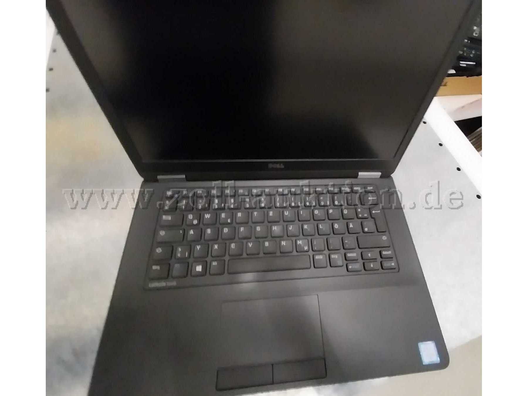 Laptop aufgeklappt von vorne