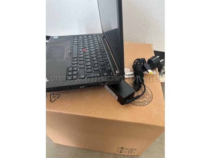 Seitenansicht mit Kabel