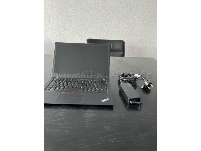 Notebook geöffnet + Netzteil