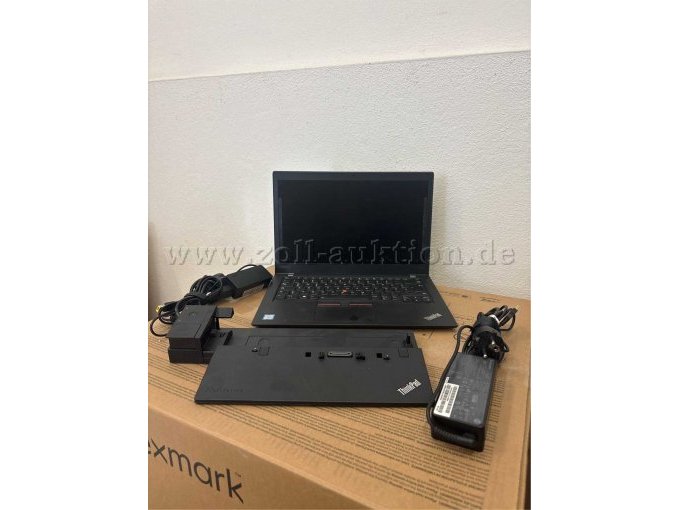 Laptop vorne mit Dock und Stromkabeln Laptop vorne mit Dock und Stromkabeln