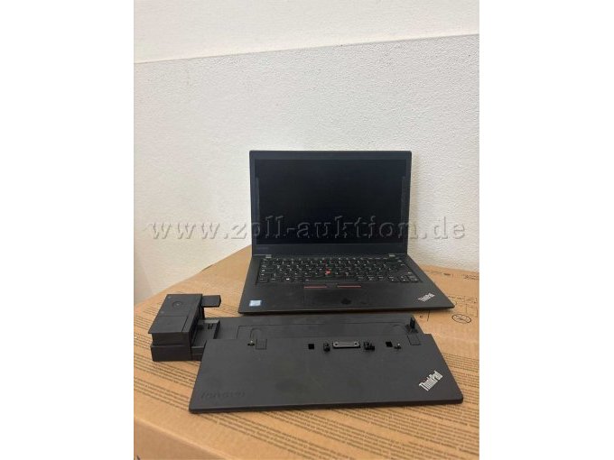 Laptop vorne mit Dockingstation