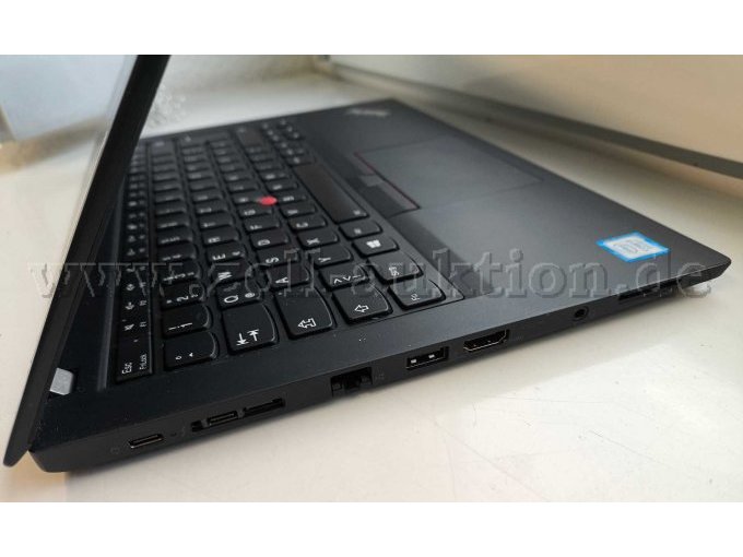 Seitliche Ansicht mit Anschlüssen