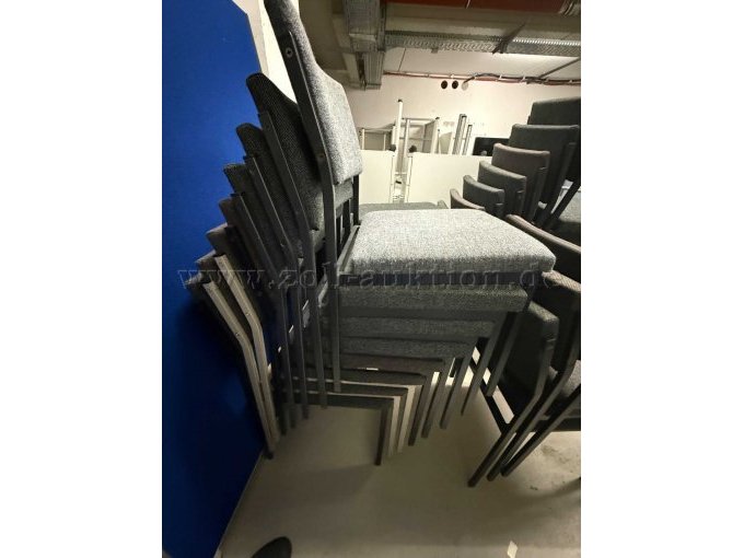 Stühle, gestapelt
