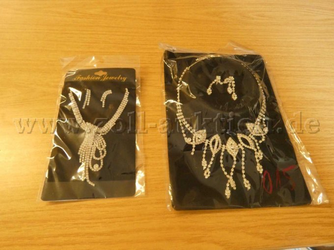 2 Sets Ketten mit Ohrringen