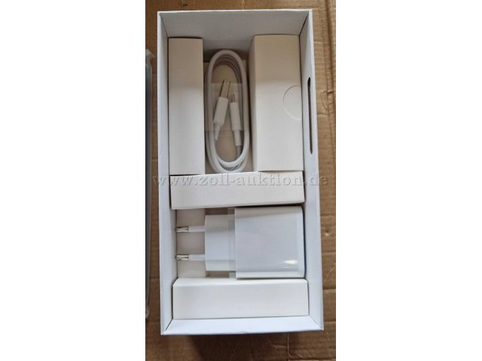 Verpackung mit Ladekabel