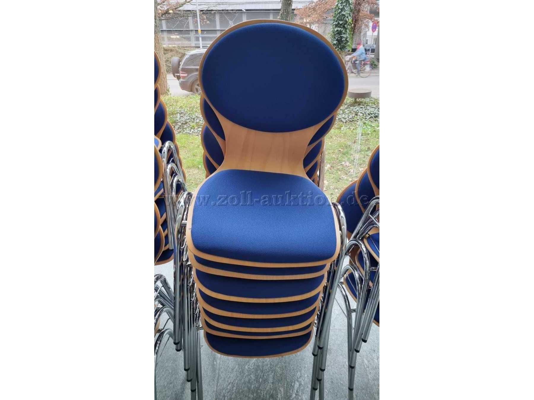 Stühle gestapelt