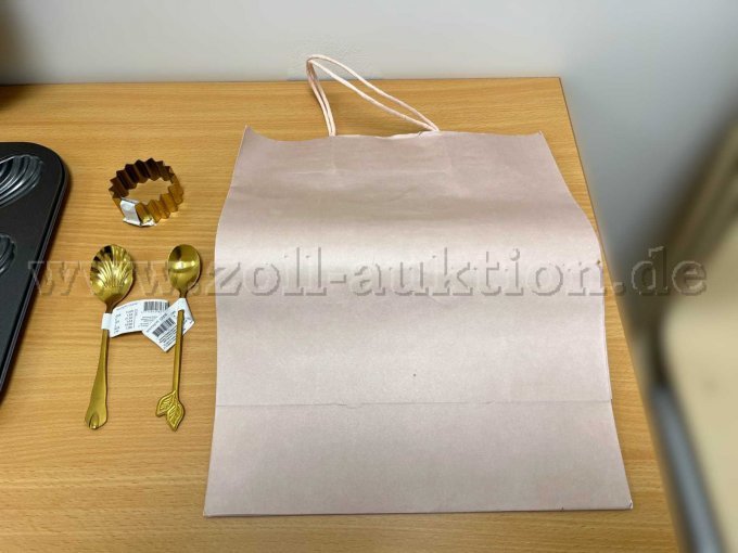 Insgesamt 37 Keksförmchen (gezackter Stern), 18 und 26 Tee- sowie Zuckerlöffel in Gold (mit Muschellaffe und Blatt am Stiel), 6 Geschenktüten aus Papier, hier exemplarisch je eins