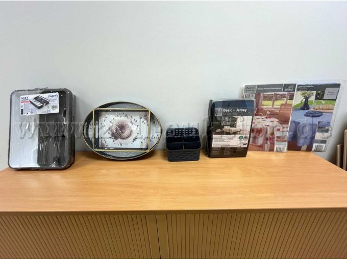 Links nach rechts: Besteckkasten, Deko-Tablett im Zweier-Set, Aufbewahrungskasten (Kunststoff), Spannbettlaken, zwei runde Tischdecken