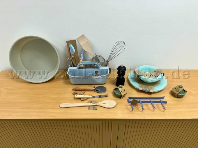 Von Søstrene Grene: 1 runde Schüssel in graugrün, 1 Aufbewahrungskasten in altblau, beides aus Kunststoff, 1 kleines Messer von Victorinox, Schneebesen, Spachtel, und andere Artikel (siehe Auflistung)