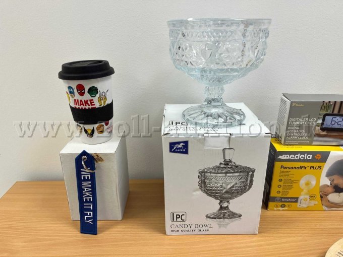 Coffee to go-Becher von unbekannter Marke, Schlüsselanhänger aus Filz von Airbus, Glasschale mit Deckel von G-Horse