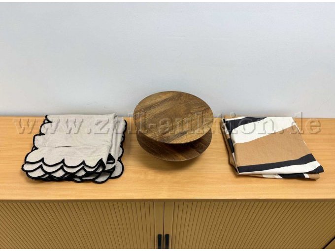 4 Kissenhüllen 50 x 50 cm, schwarz-mauve, zwei Deko-Platten aus Holz, zwei Kissenhüllen 60 x 60 cm, weiß/schwarz/sand-farben, alles von H&M Home