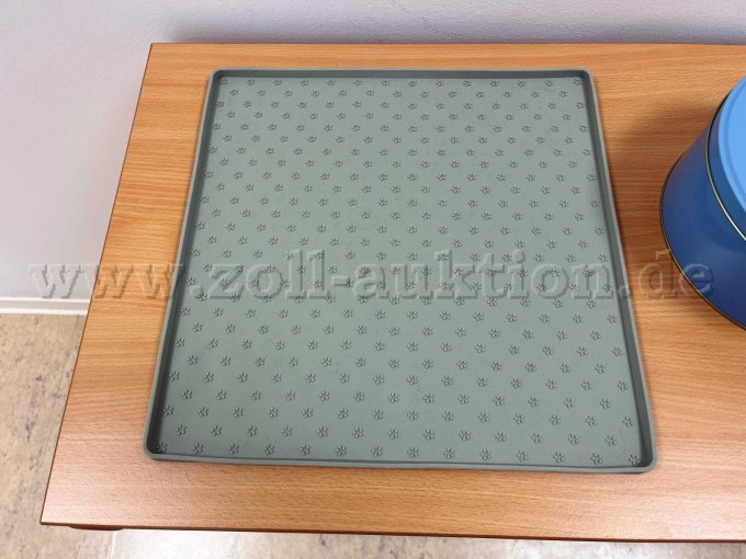 Eine Gummi-Abtropf-Matte von Søstrene Grene, matt-graugrün, mit Noppen in Blümchenform