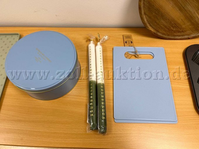 Keksdose in altblau, zwei Kerzen mit goldenen Zahlen von 1 bis 24 in weiß und grün, zwei Schneidebretter aus Kunststoff in altblau, alles von Søstrene Grene