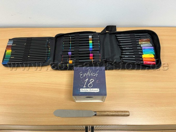 Gebrauchte Artikel:
1 Künstlerset mit insgesamt 53 Stiften (Fineliner, Buntstiften, Filzstiften) von Avec, eine Sparholzbox ("Endlich 18") und ein Toppingspachtel von unbekannten Marken