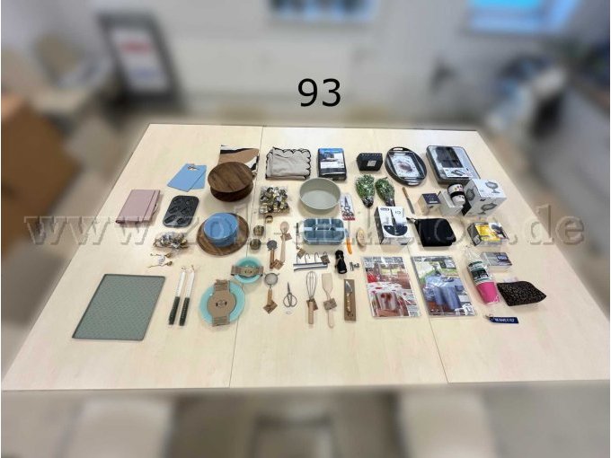 Insgesamt 215teiliger Mischposten aus gebrauchten (2 %) und neuwertigen (98 %) Artikeln. Haushaltswaren, Elektronikartikel, Hygieneartikel