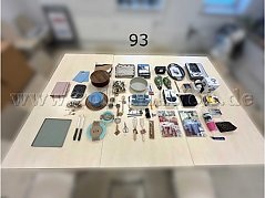 Insgesamt 215teiliger Mischposten aus gebrauchten (2 %) und neuwertigen (98 %) Artikeln. Haushaltswaren, Elektronikartikel, Hygieneartikel