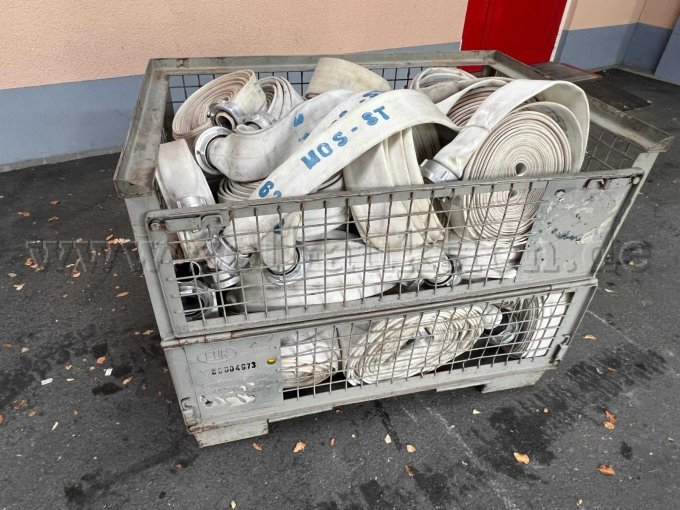 Gitterbox von vorne mit den Schläuchen. Gitterbox von vorne mit den Schläuchen.